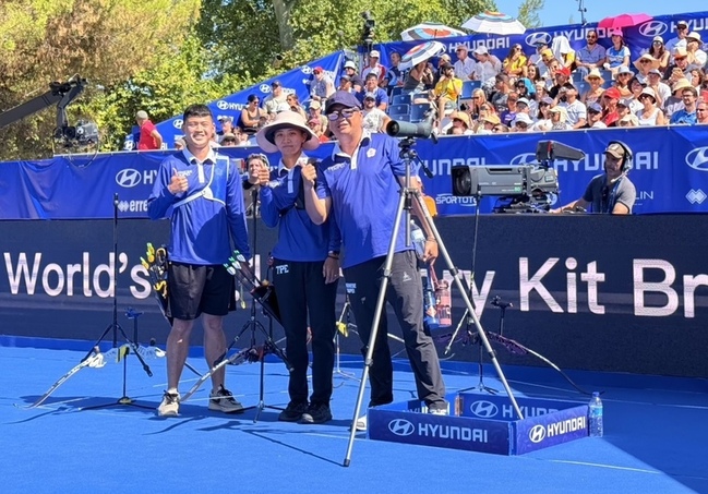 湯智鈞邱意晴加射過關  射箭世界盃反曲弓混雙奪銅 | 華視新聞