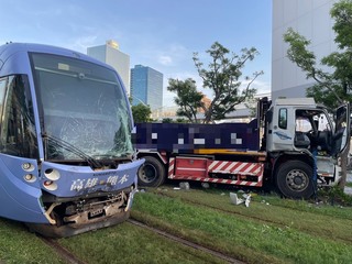 輕軌遭碰撞釀7傷 高捷公司：大貨車違規行駛