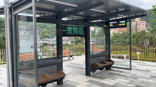 基隆候車亭電子看板文字遭疑政治宣傳　里長：已移除