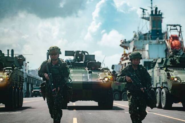 雲豹甲車挺進高雄港區　官兵實戰訓練熟悉戰術位置 | 華視新聞