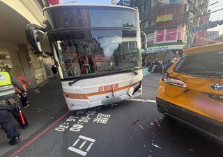 中和公車追撞汽機車　1女子遭輾壓送醫不治