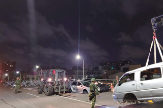 漢光演習工兵台南封橋  路面佈鋼刺蝟與廢車阻敵