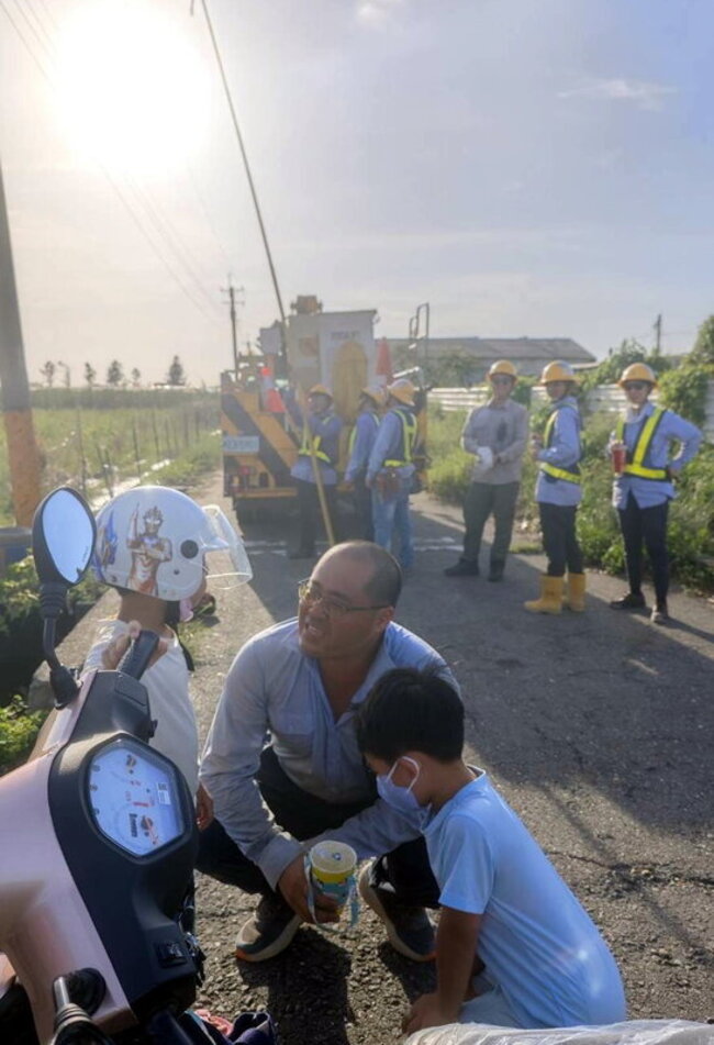 孩子探班搶修現場  台電父親卸下一身疲憊 | 華視新聞