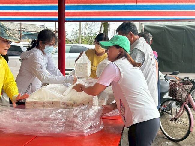 颱風丹娜絲重創台南　全國餐盒公會送8000份便當 | 華視新聞