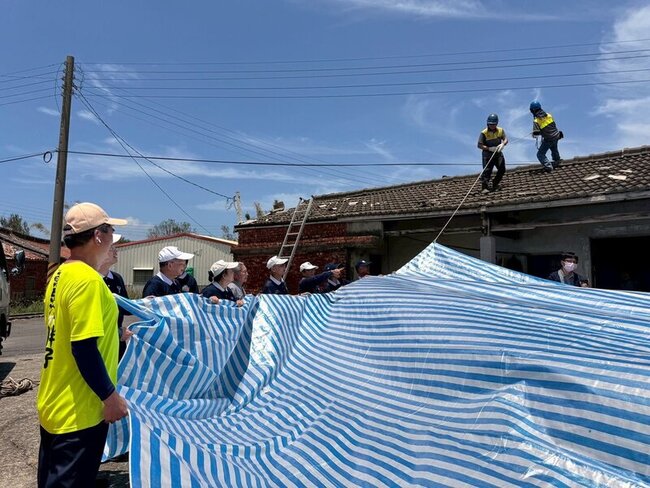 志工捐帆布助嘉義災民覆蓋屋頂  可在房間安穩睡覺 | 華視新聞