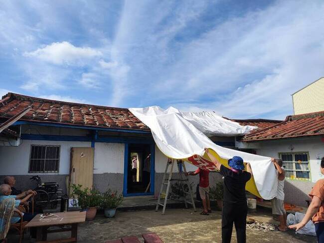 中市議員募二手帆布送暖　供台南災民遮風擋雨 | 華視新聞