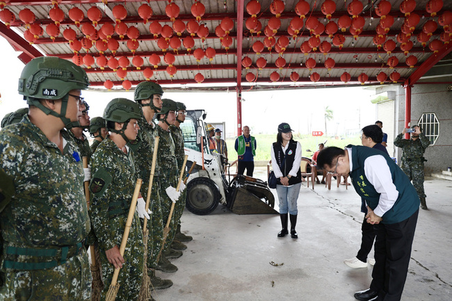 黃偉哲關心鹽水區災後復原　鞠躬感謝救災人員 | 華視新聞