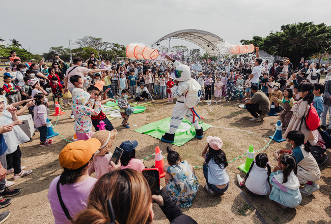 駁二推出「哈瑪星冰樂園」  邀親子吃冰品、看表演 | 華視新聞