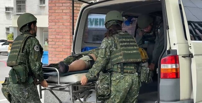 空軍志航基地憲兵輪型裝甲車側翻　2人輕傷送醫 | 華視新聞