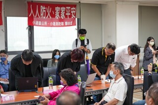 高雄小港鋰電池廠火警  三元能源檢討會鞠躬致歉