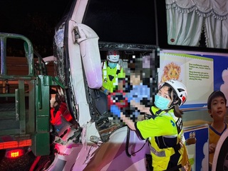 國道1號新竹連環車禍　客運司機一度受困2人送醫