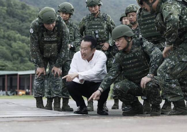 顧立雄視導空軍跑道搶修演練　慰勉官兵漢光演習辛勞 | 華視新聞