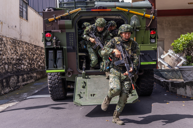 國軍中部縱深作戰演習  牽制敵軍誘入預想殲敵區 | 華視新聞