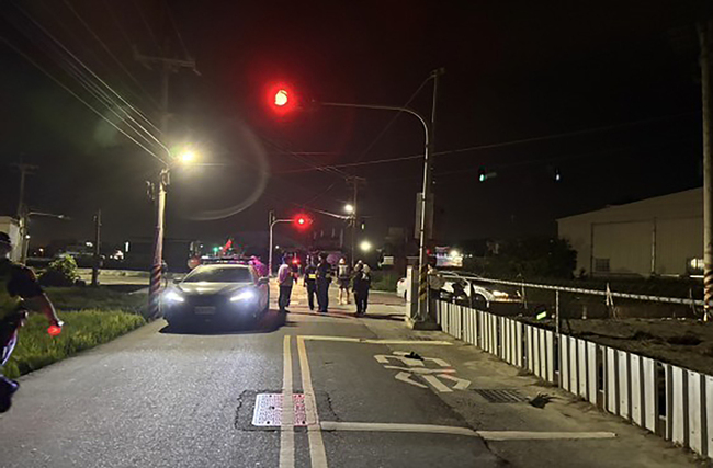母女騎車未減速遭未停讓汽車撞飛　母、駕駛均判刑 | 華視新聞