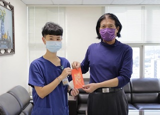 苗縣急診室病患持利剪刺向醫師  護理師徒手3秒制伏