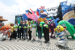 紙風車攜客委會打造親子劇  8公尺燈怪19日亮相