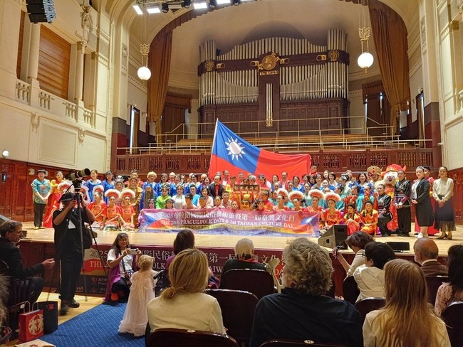 巨幅國旗捷克飄揚 首屆台灣文化日7藝術團登場 | 華視新聞