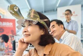 靠客家花布轉型　老字號紡織廠手作a-WE助外交