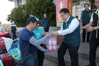 台南復原中　黃偉哲帶豆花慰勞義消、替代役及國軍