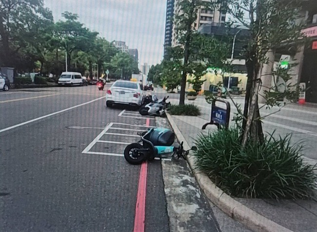 台中男酒駕遇攔查  情急跳副駕座致連撞6汽機車送辦 | 華視新聞