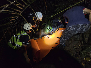 南投國姓小客車墜20米山谷  1人傷、1人拋飛身亡