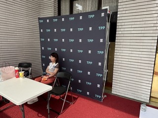 民眾黨立委議場排隊搶遞案 備「虐兒零容忍」海報