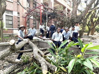 慈濟大學國際學生赴中正大學  協助災後校園清理