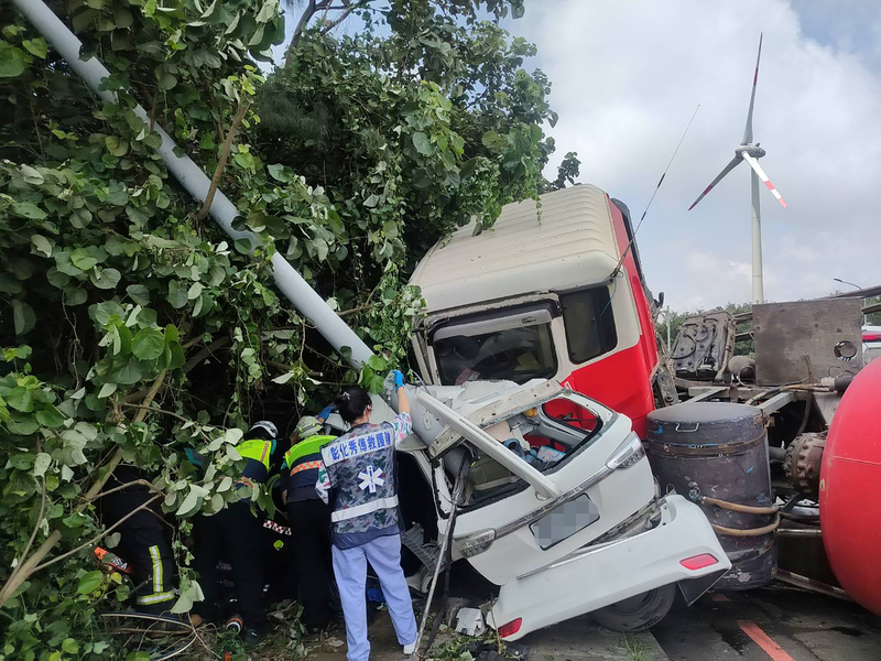 彰化線西預拌混凝土車及自小客車車禍