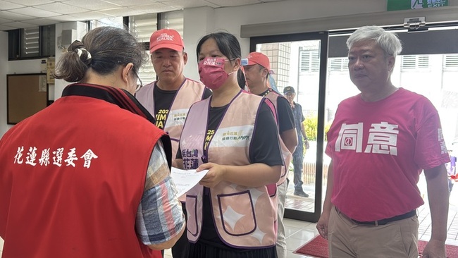 花蓮罷團檢舉反罷旗幟違規設置　藍營指惡意操作 | 華視新聞