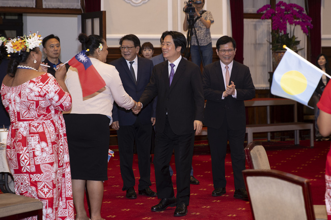 總統接見友邦圓夢青年　燒餅夾蛋加豆漿早餐上桌迎賓 | 華視新聞