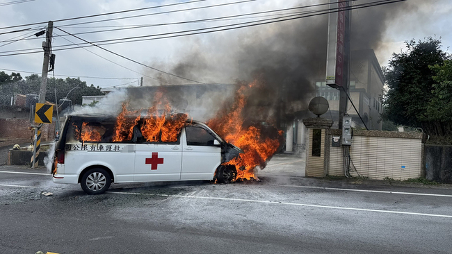 彰化民間救護車突起火  車上3人急脫困幸未受傷 | 華視新聞