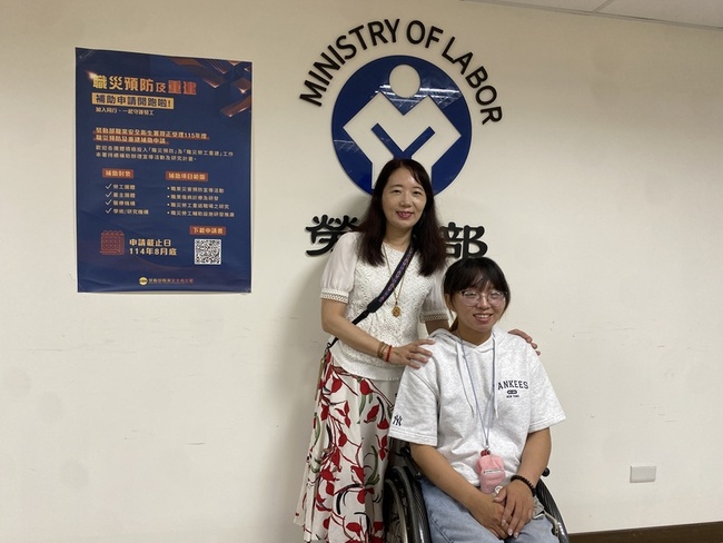 職災勞工19歲車禍半身不遂 脊損中心訓練助自立 | 華視新聞