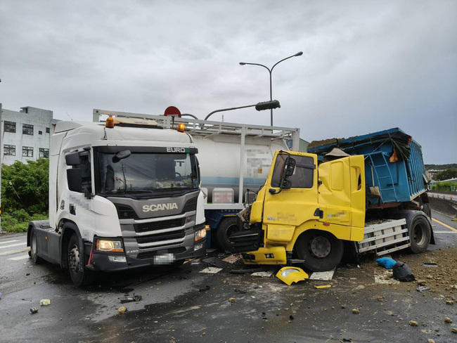 竹北化學槽車與砂石車碰撞　氫氟酸外洩警消戒備 | 華視新聞
