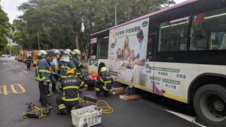 行人遭公車撞擊卡前輪 北市警消救援送醫搶救不治