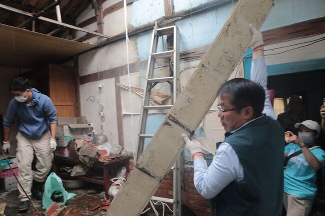 黃偉哲視察台南災後復原  協清颱風丹娜絲廢棄物 | 華視新聞