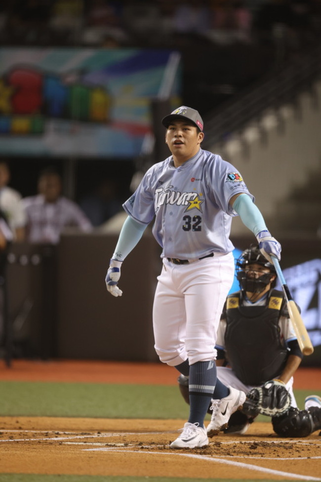 曾頌恩全壘打大賽敲11轟　總教練平野餵吃冰棒 | 華視新聞