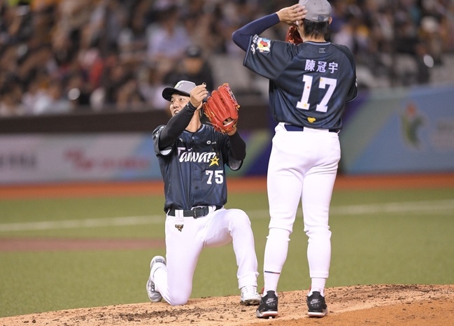 郭俊麟明星賽「求婚」陳冠宇　王建民拍照見證 | 華視新聞