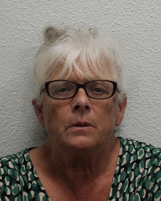 英國「女王蜂」阿嬤毒販  涉案家族共判刑逾百年