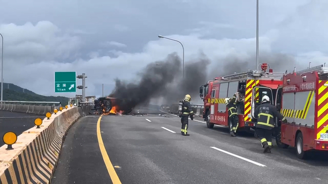 國5蘇澳匝道火燒車　女駕駛疑自撞護欄受困身亡 | 華視新聞