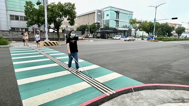 台中設導盲行穿線、有聲號誌 讓視障者安心過馬路 | 華視新聞