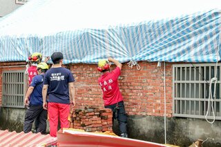布袋鎮186屋待修 消防義消優先為弱勢戶屋頂蓋帆布
