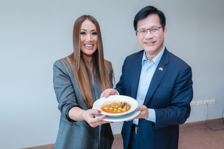 林佳龍訪巴拉圭受網紅款待　道地美食牽起兩國情誼