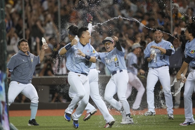 中職明星賽林智勝守游擊演美技　加賽朱育賢致勝轟 | 華視新聞