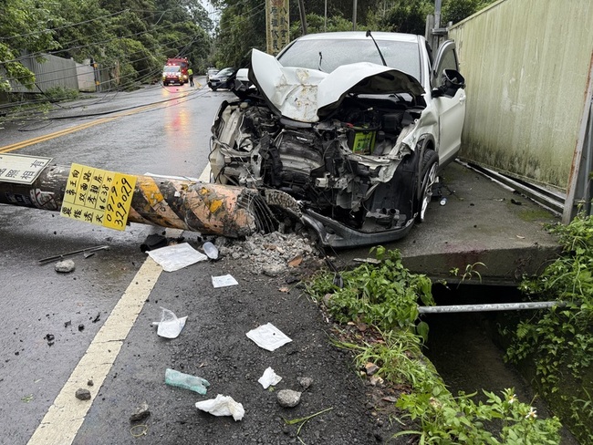 車禍後又撞斷電線桿　釀南投近5000戶停電 | 華視新聞