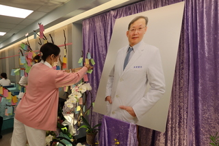 乳癌醫周佳正遭公車撞死　院方追思會病患到場致意