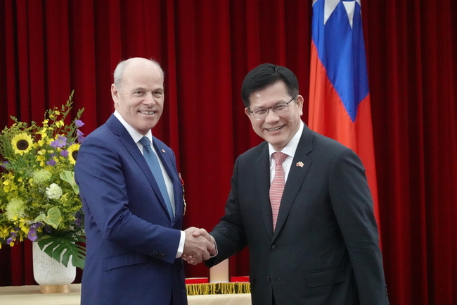 加拿大駐台代表獲頒睦誼外交獎章　讚台加關係在高點 | 華視新聞