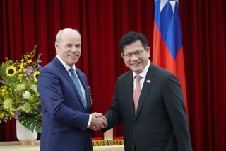 加拿大駐台代表獲頒睦誼外交獎章　讚台加關係在高點