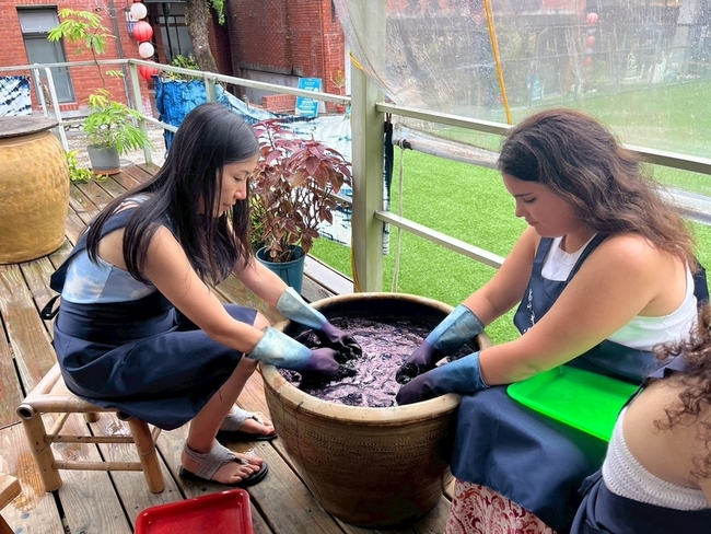 實踐迎國際生學華語  體驗製作叉燒酥藍染台灣魅力 | 華視新聞