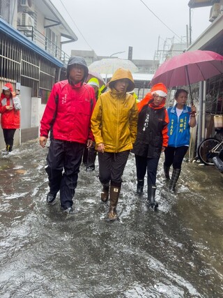 台東強降雨多處地區積水 饒慶鈴率團勘災