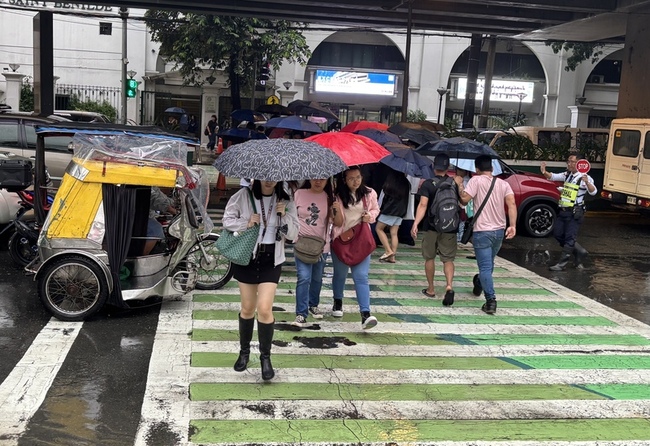 馬尼拉大雨停班課  淹水堵車水壩滿溢狀況連連 | 華視新聞